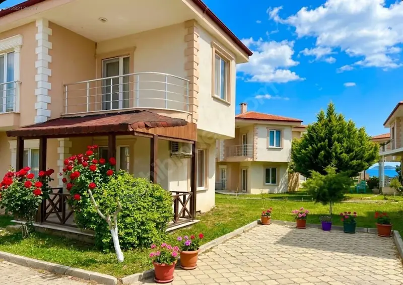 Cunda’da Ufka Açılan Bir Ev: Deniz Manzaralı 3+1 Villa
