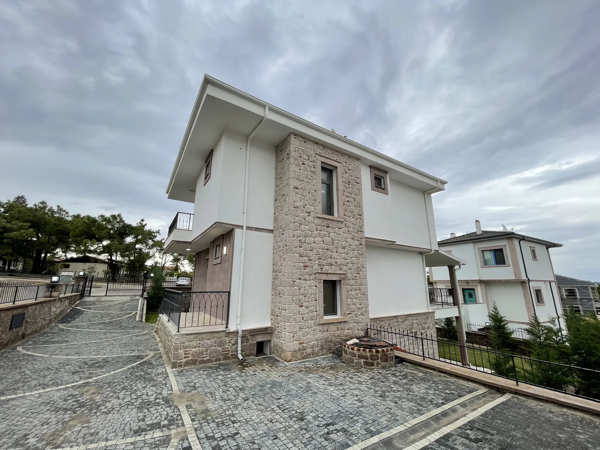 Room for the Whole Family: Brand-New 5-Bedroom Villa with Sea Views in Cunda 9