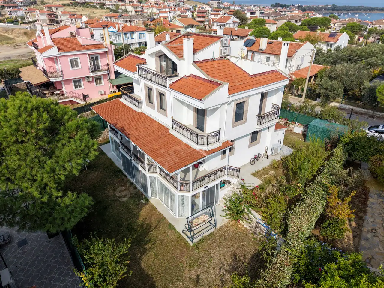 Cunda’da Bahçe, Deniz ve Konfor: Yenilenmiş 6+1 Villa 16