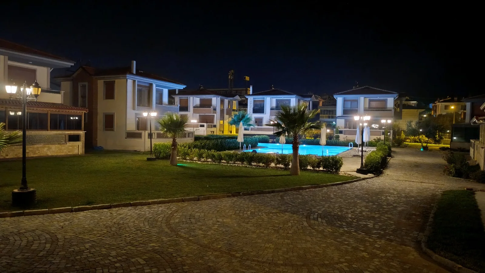 Sahilkent’te bahçe keyfi: Havuzlu ve güvenlikli sitede 5+2 villa 15