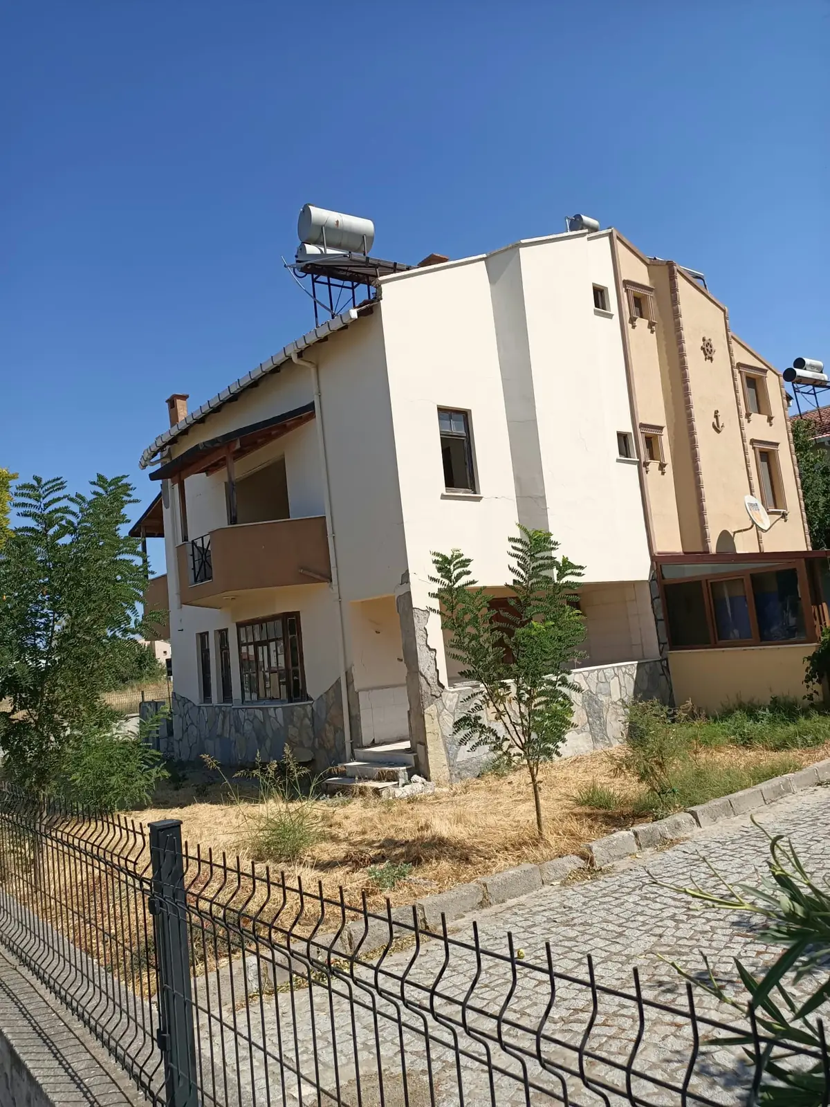 Altınova’da Kendi Evinizi Şekillendirin: Bahçeli 4+1 Villa
