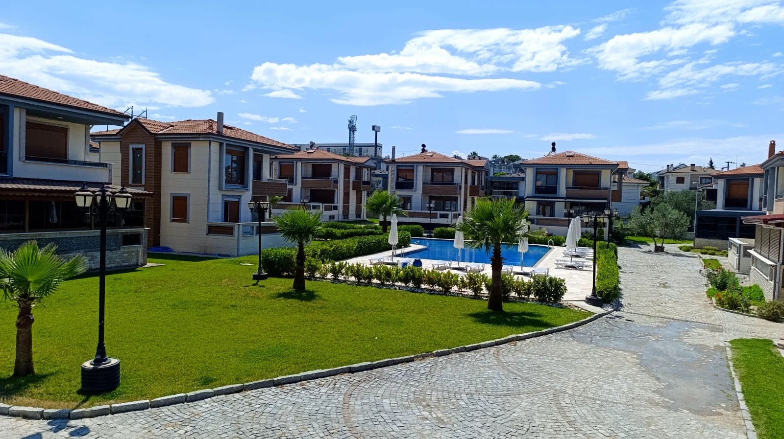 Sahilkent’te bahçe keyfi: Havuzlu ve güvenlikli sitede 5+2 villa