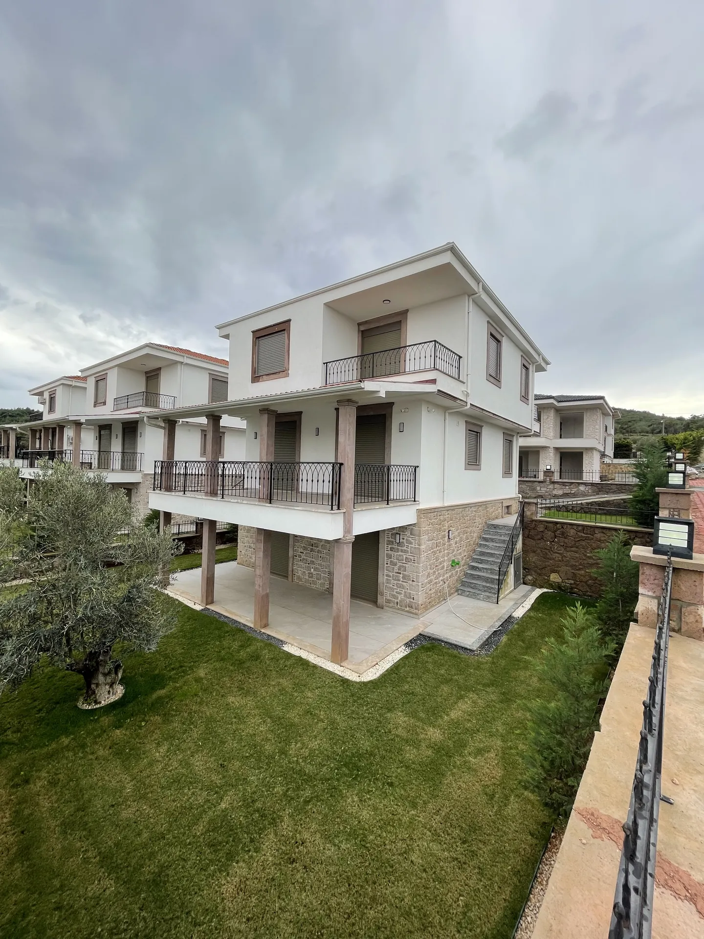 Room for the Whole Family: Brand-New 5-Bedroom Villa with Sea Views in Cunda
